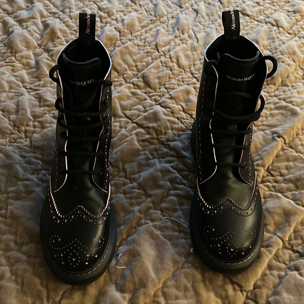 Alexander McQUEEN black and pink
Women's Hybrid Wingtip Combat Boots